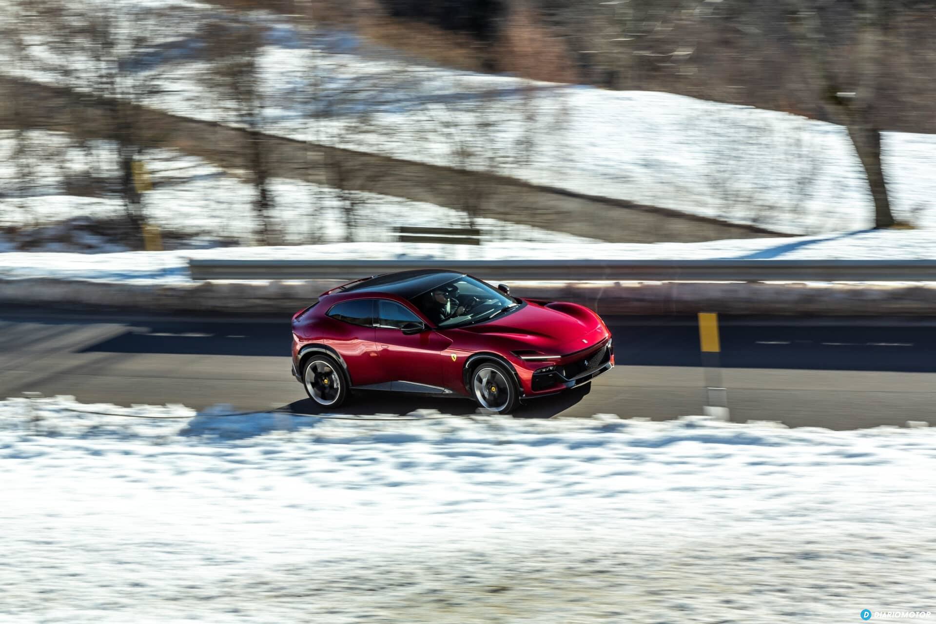 Vista lateral del Ferrari Purosangue en un entorno nevado, destacando su perfil deportivo.