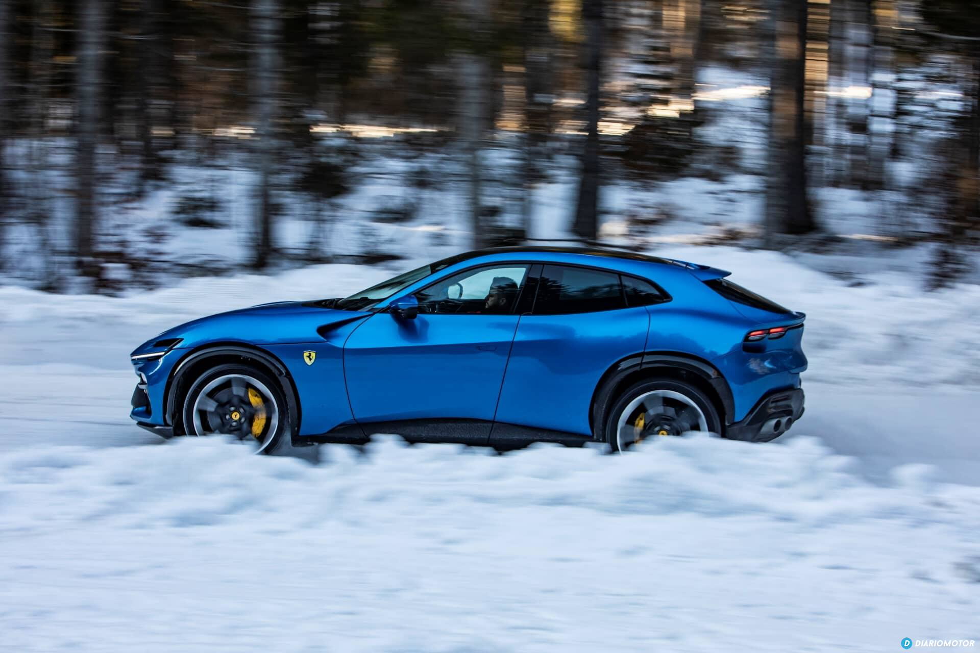 Vista lateral del Ferrari Purosangue en un entorno nevado.