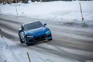 Ferrari Purosangue en dinámica lateral sobre carretera nevada.