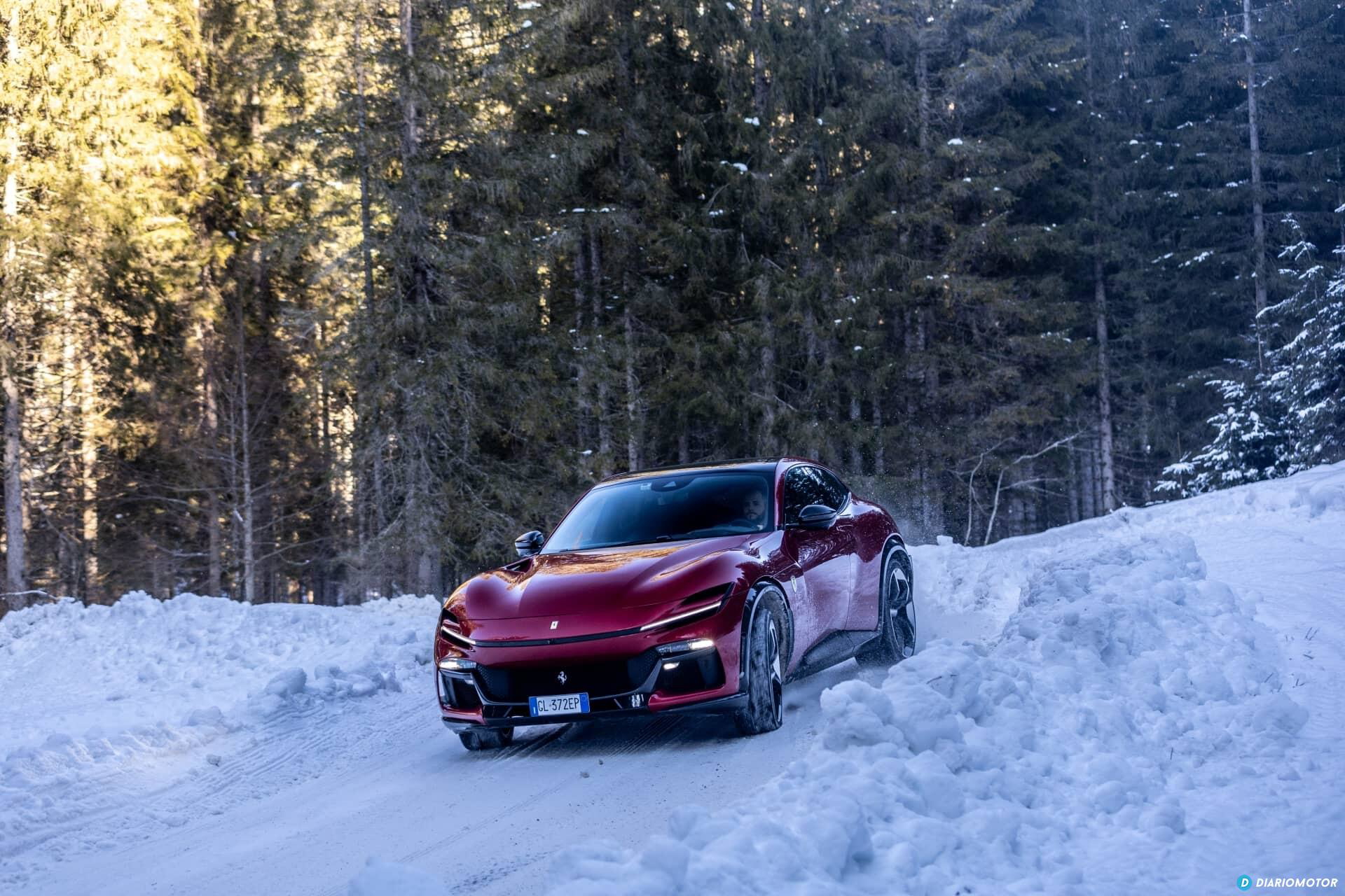 Vista lateral del Ferrari Purosangue en un entorno nevado.