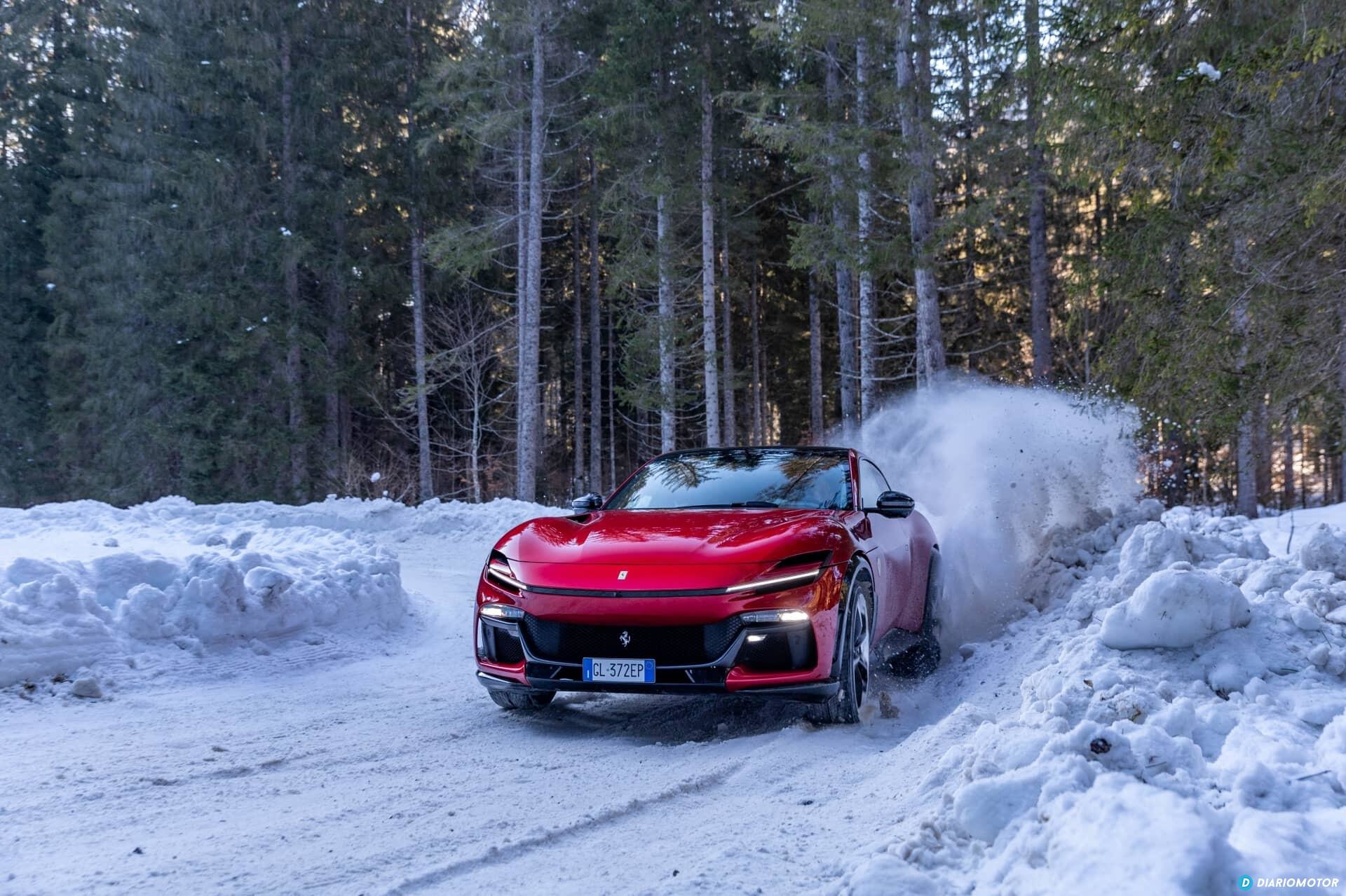 Vista lateral del Ferrari Purosangue adaptándose a condiciones de nieve.