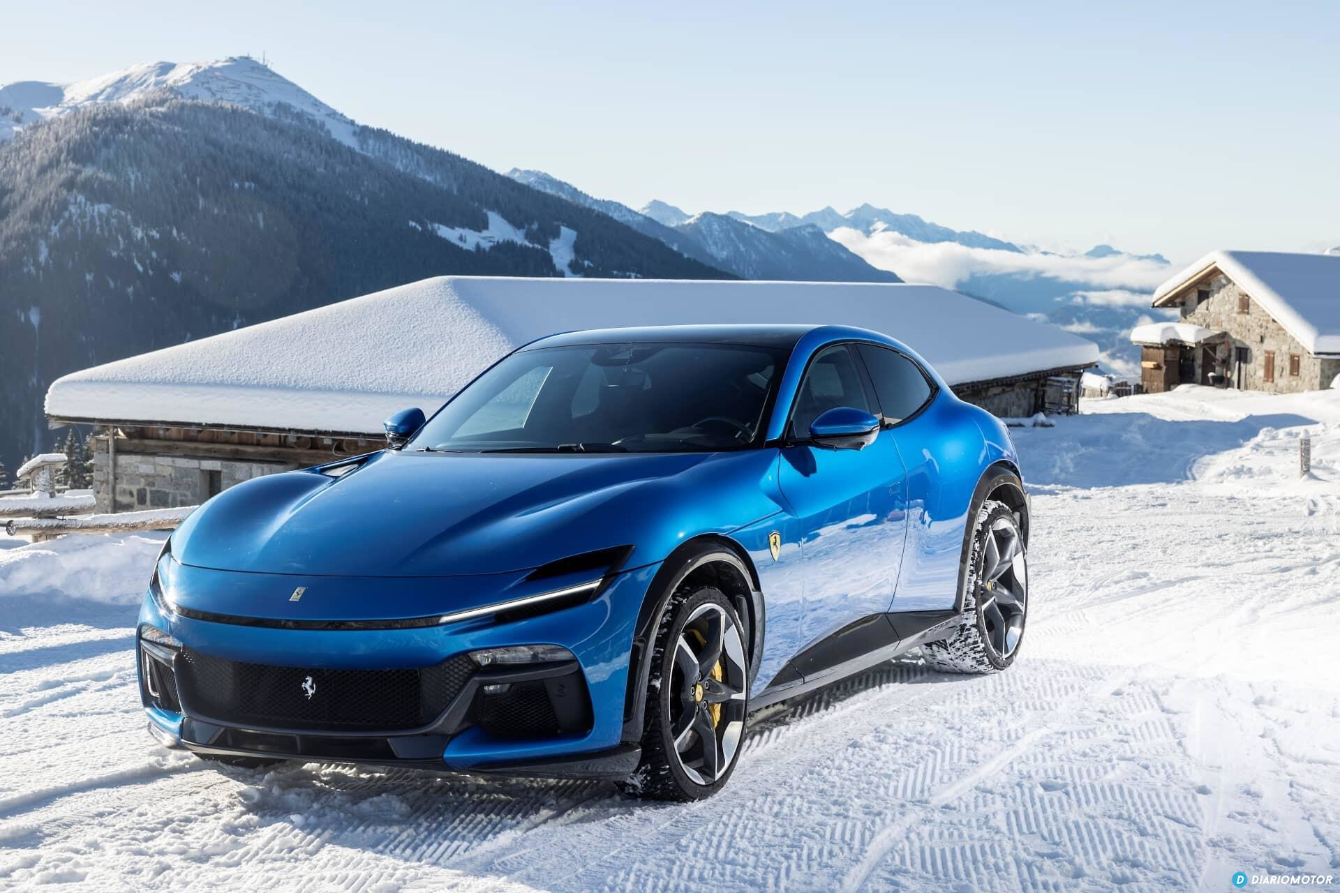 Ferrari Purosangue captado en un paisaje nevado, vista lateral.