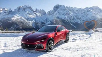 Vista lateral del Ferrari Purosangue sobre un paisaje nevado, destacando su diseño.