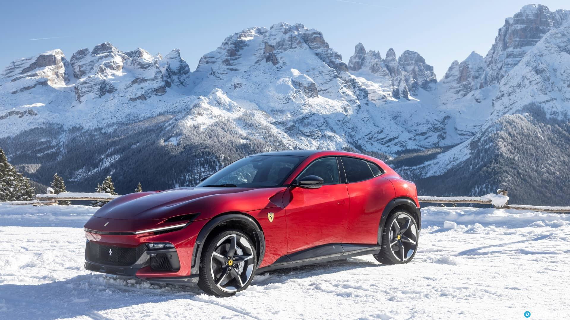Vista lateral del Ferrari Purosangue en un paisaje nevado.
