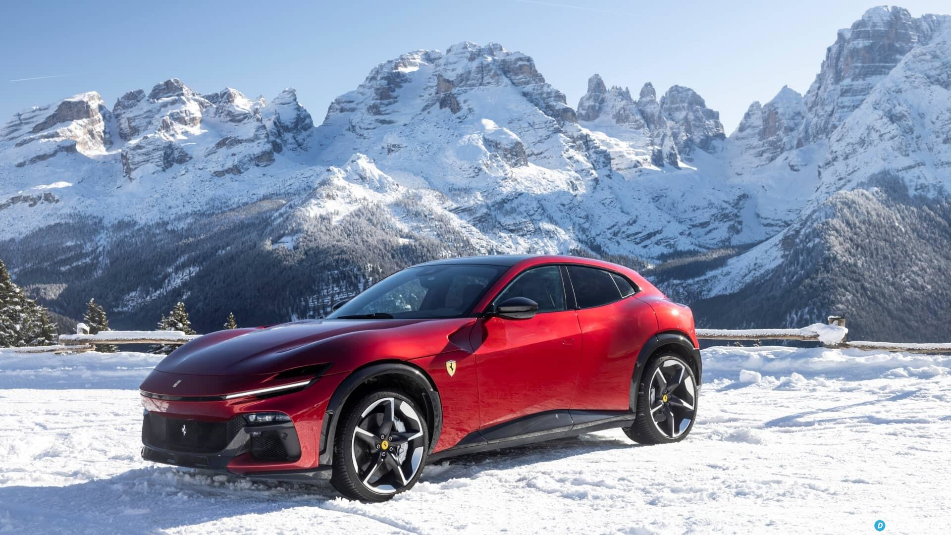 Vista lateral del Ferrari Purosangue en un paisaje nevado.