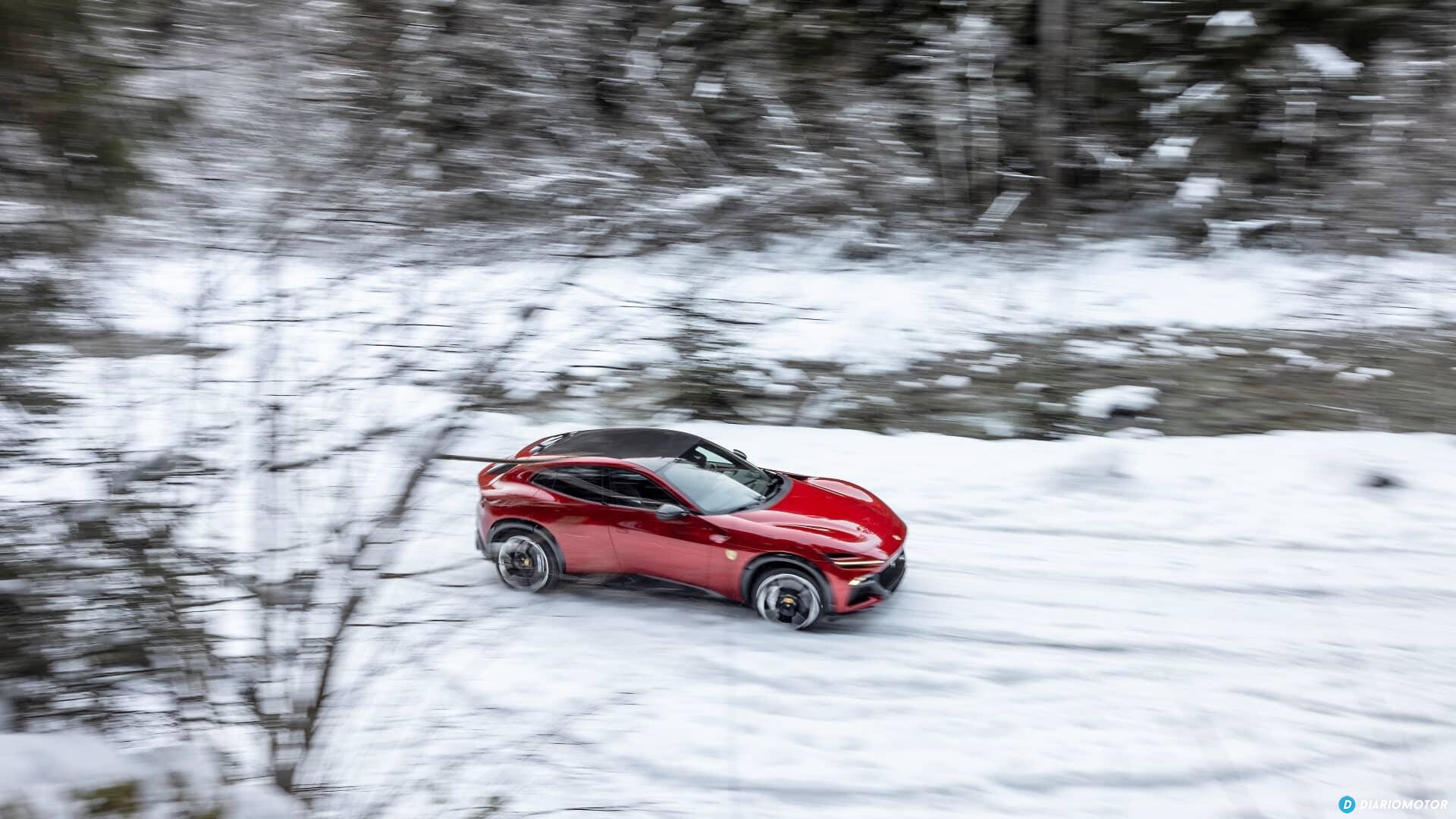 Ferrari Purosangue dominando terrenos nevados con su perfil lateral potente.