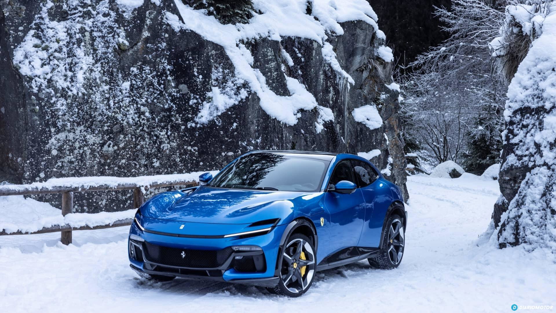 Vista lateral del Ferrari Purosangue en un entorno nevado.