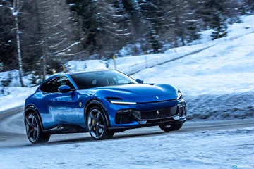 Perfil lateral del Ferrari Purosangue en condiciones invernales.