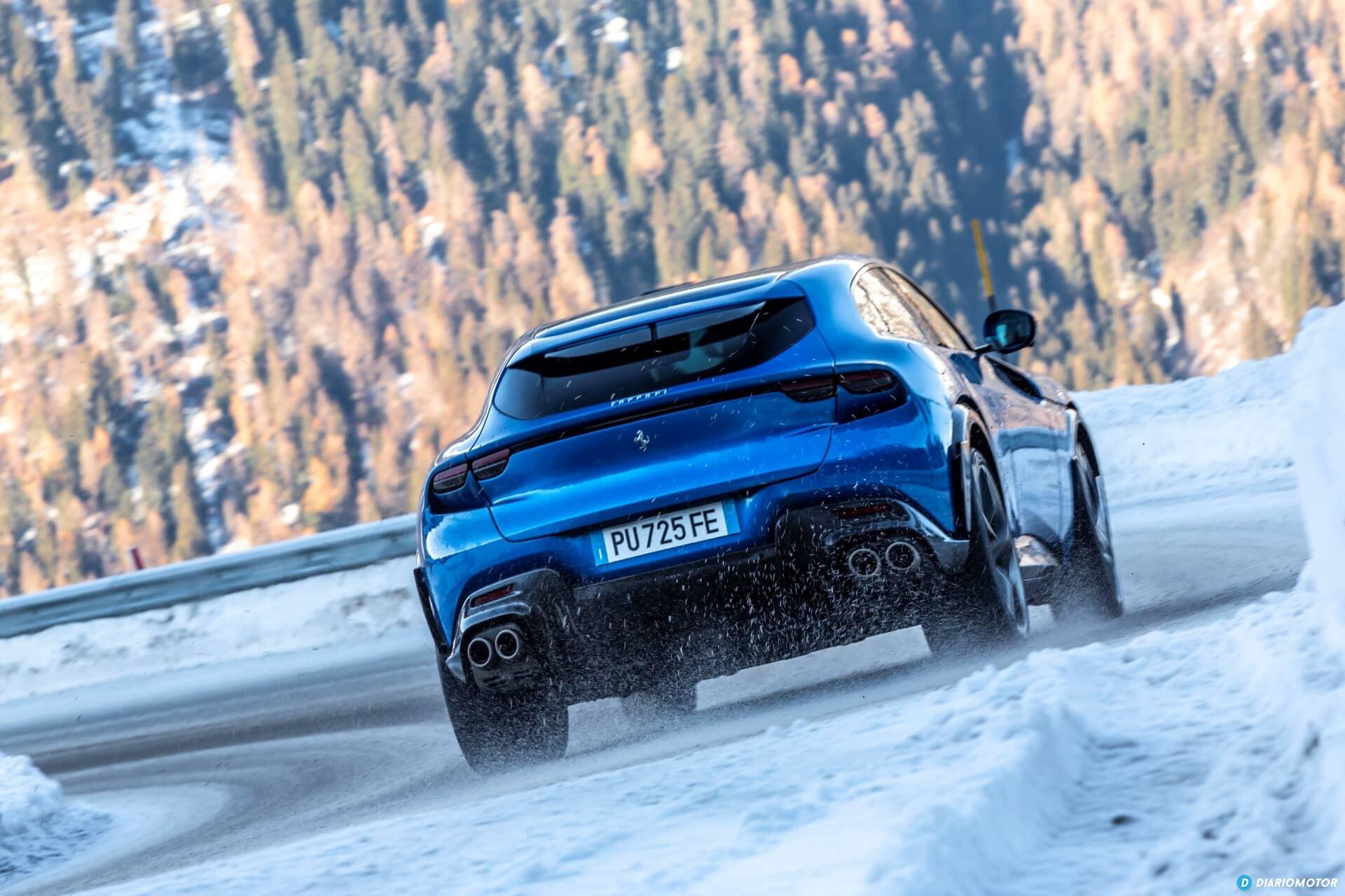 Vista lateral del Ferrari Purosangue en un entorno nevado, destacando su dinamismo.
