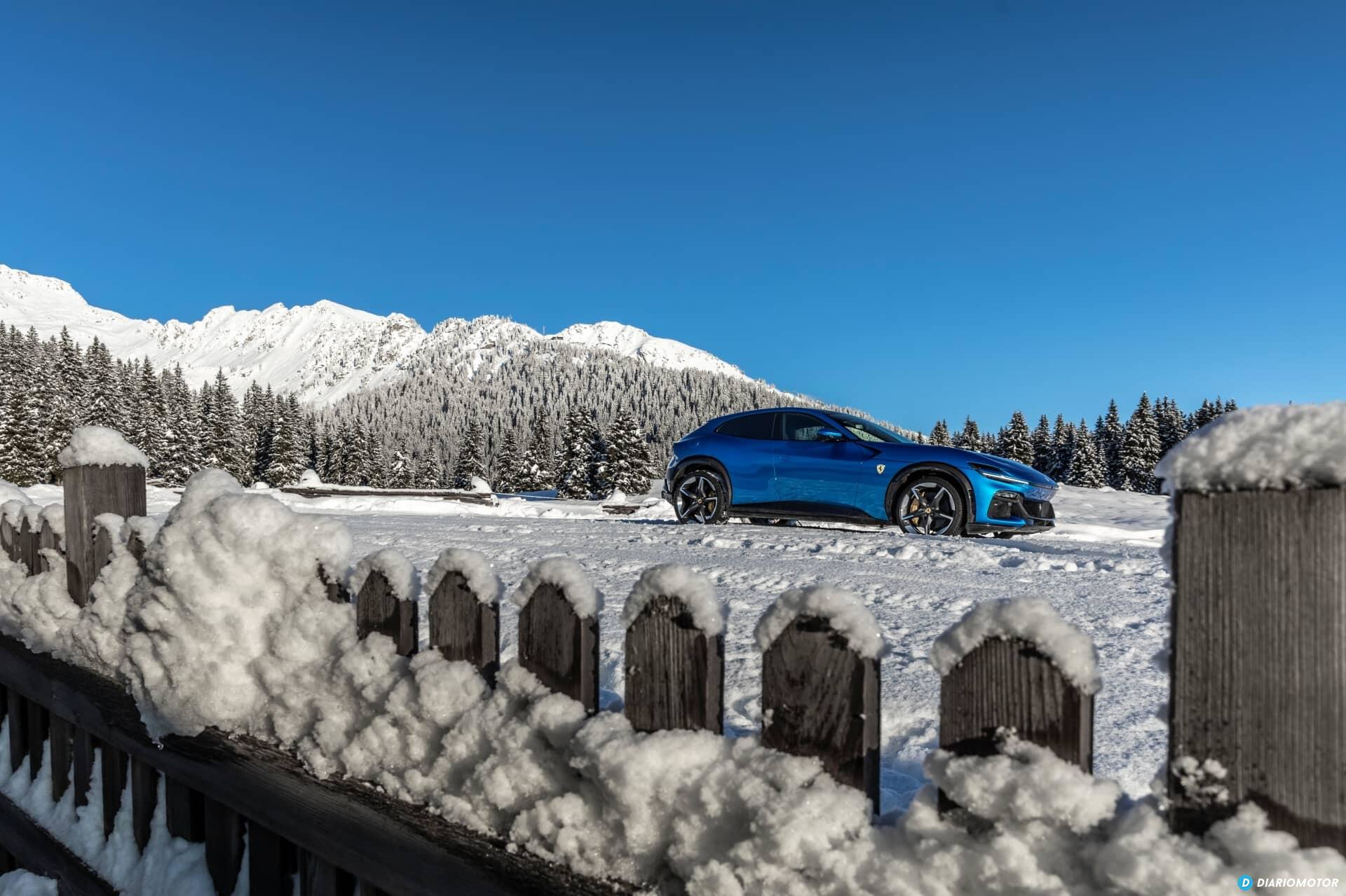 Vista lateral de un Ferrari Purosangue en un entorno nevado.