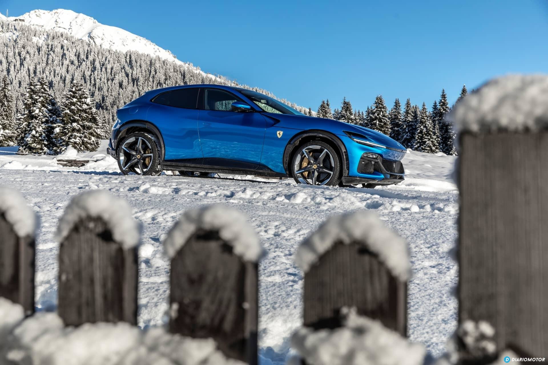 Vista lateral del Ferrari Purosangue sobre un paisaje nevado.