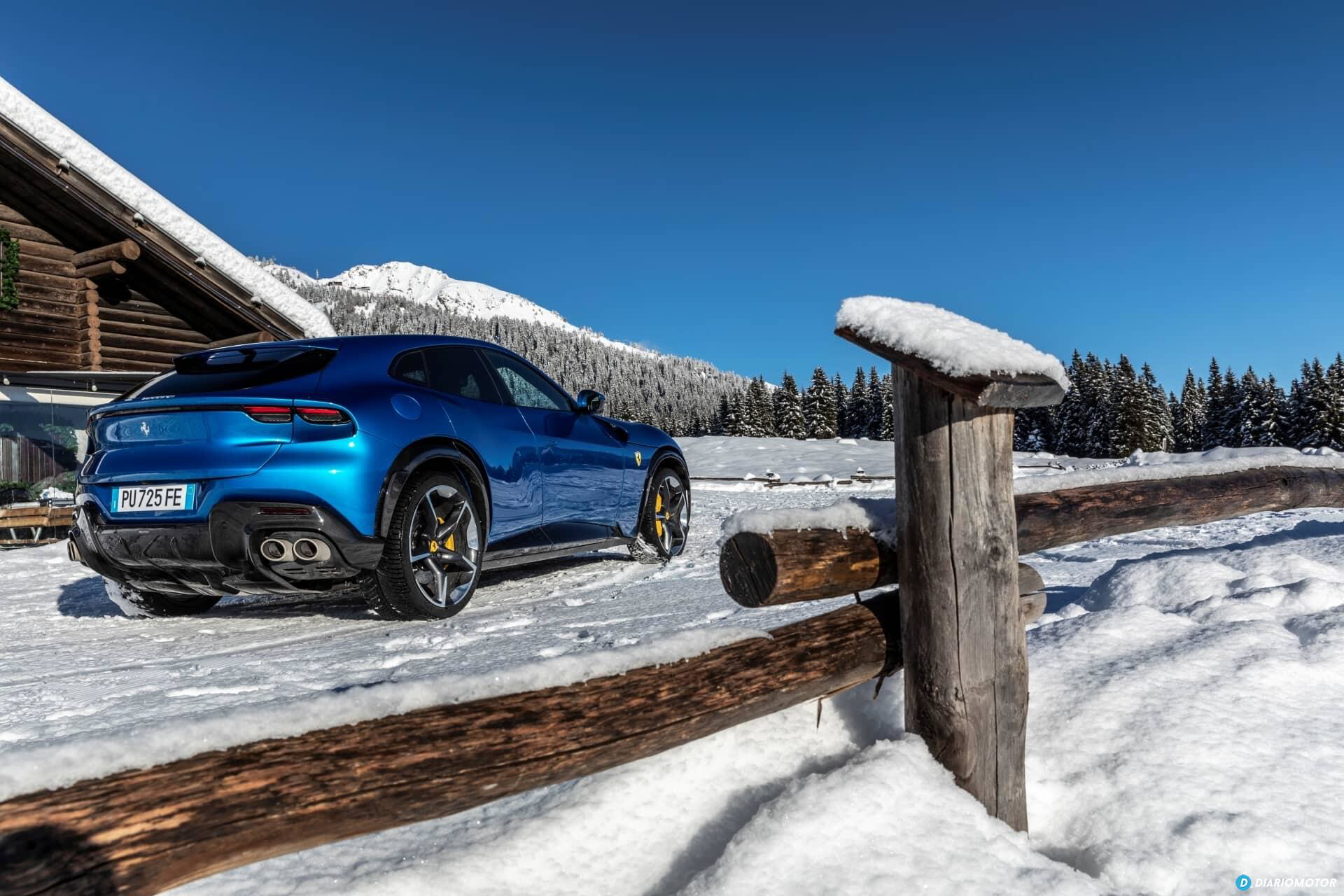 Vista lateral del Ferrari Purosangue en un paisaje nevado