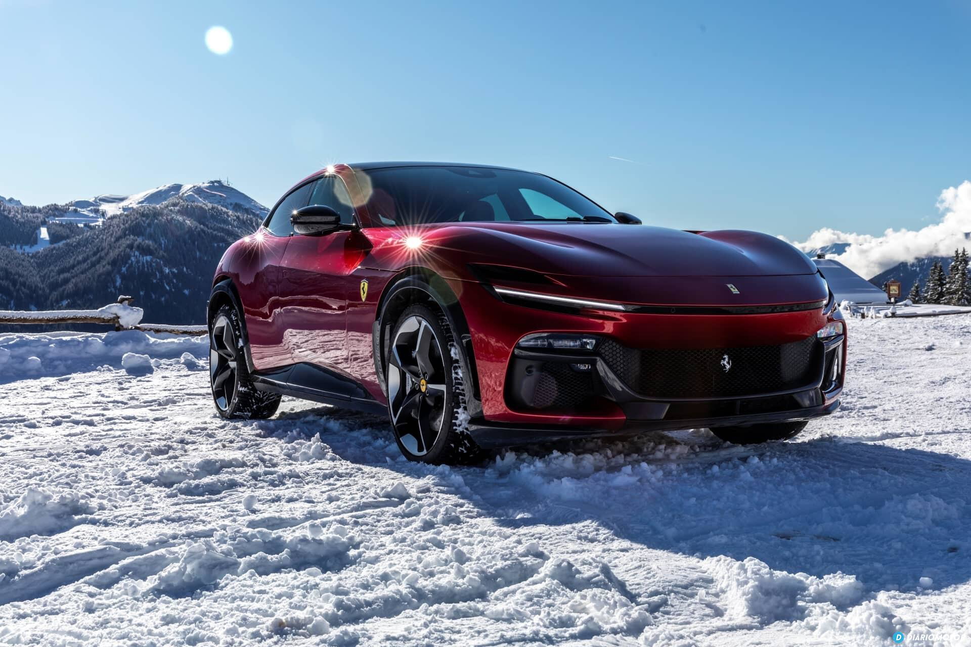 Vista lateral del Ferrari Purosangue en un paisaje nevado.