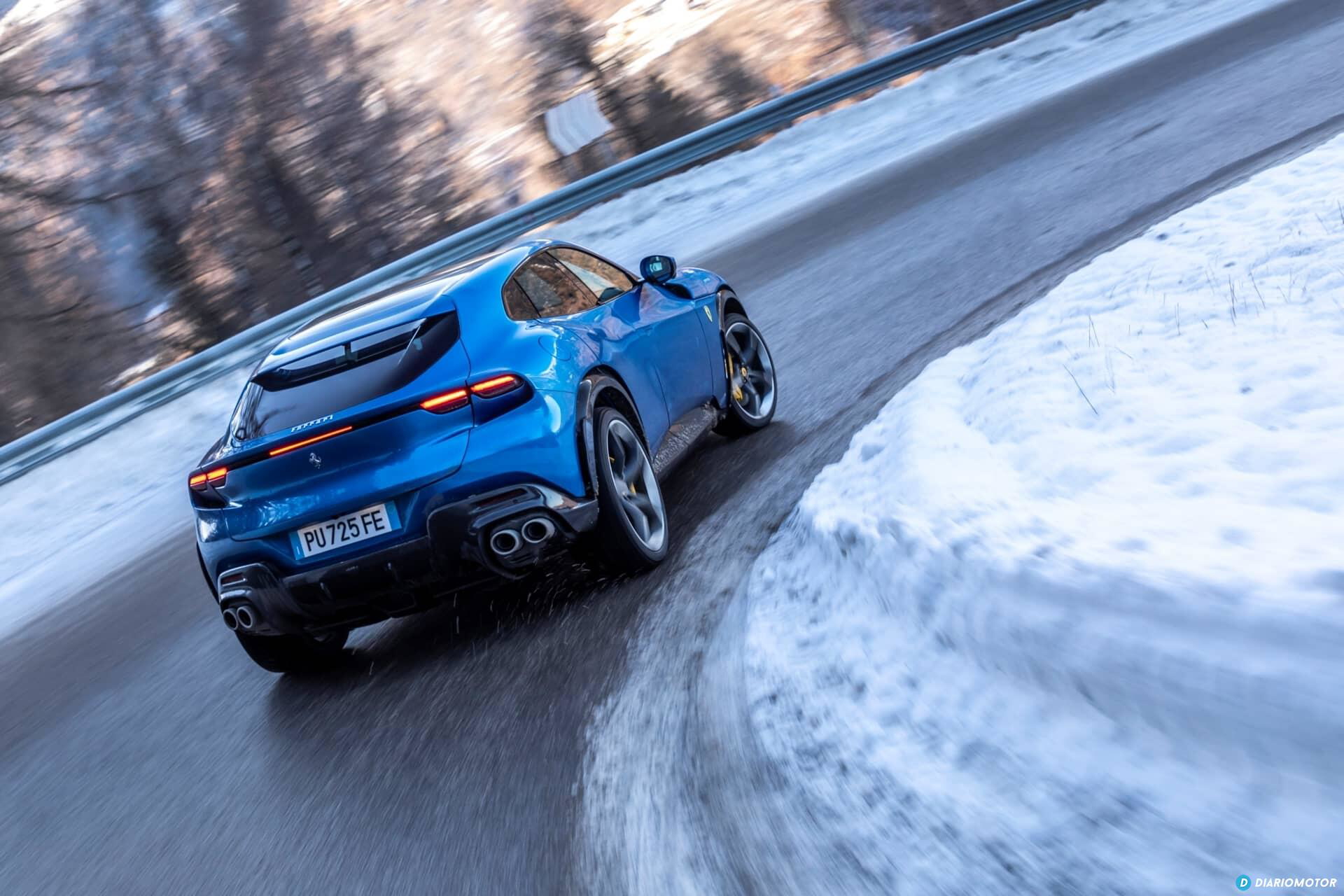 Vista lateral del Ferrari Purosangue mostrando su línea en condiciones invernales.