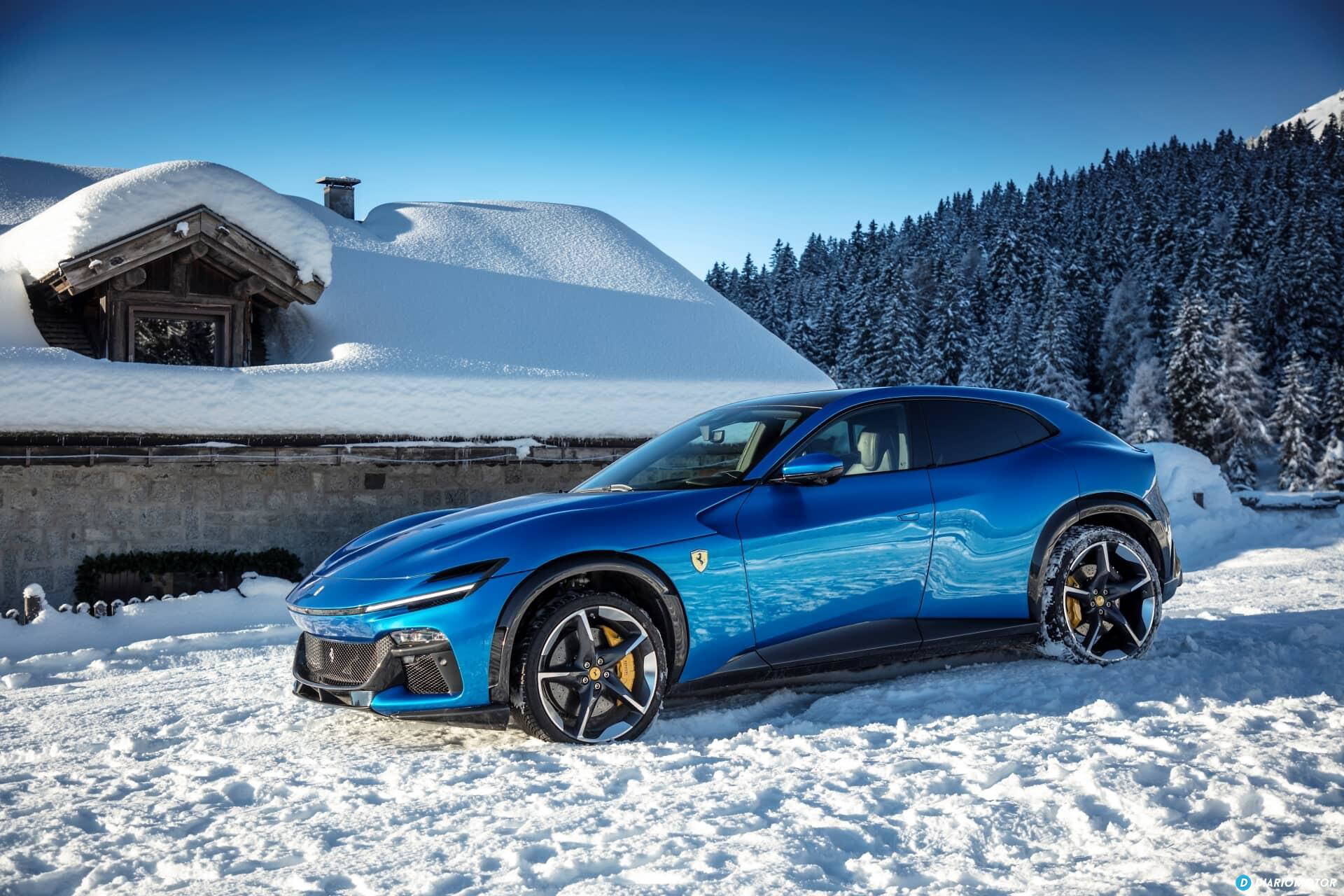 Vista lateral de un Ferrari Purosangue en un paisaje nevado.