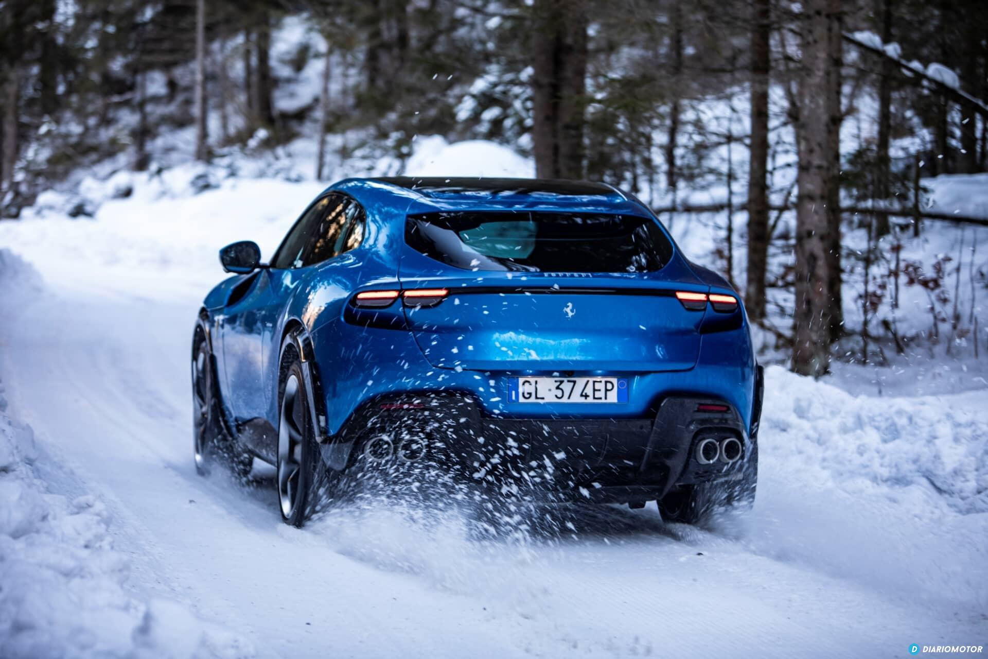 Vista trasera y lateral del Ferrari Purosangue en entorno nevado
