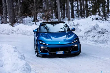 Vista angular delantera del Ferrari Purosangue sobre fondo nevado