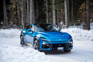 Vista delantera y lateral del Purosangue destacando su diseño en entorno invernal