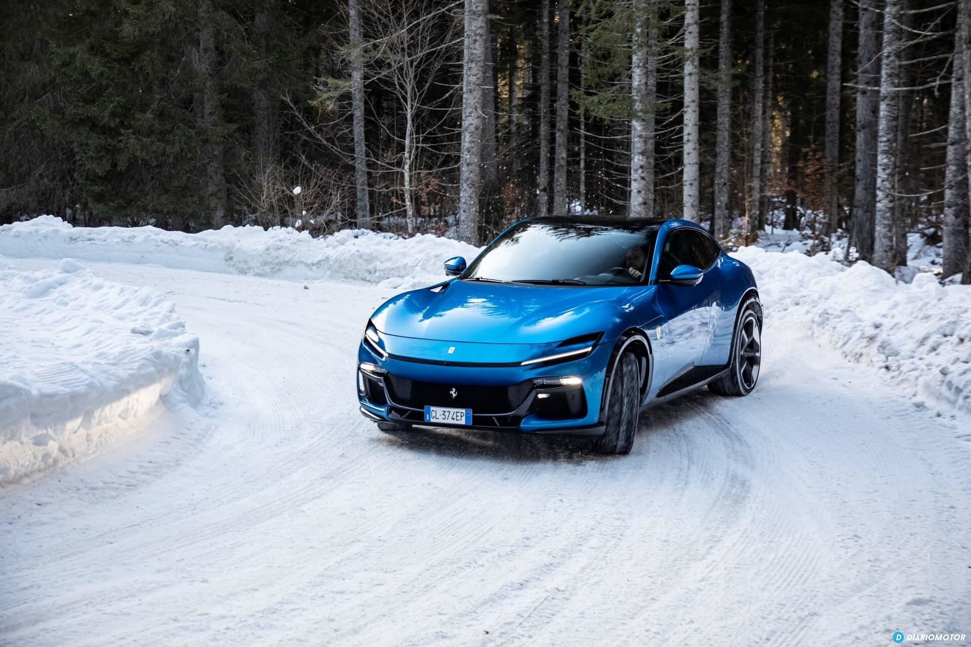 Vista delantera y lateral del Ferrari Purosangue en un entorno invernal.