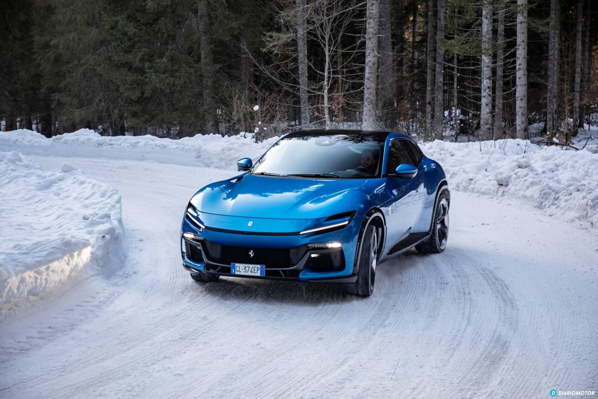 Vista delantera y lateral del Ferrari Purosangue sobre un manto de nieve.