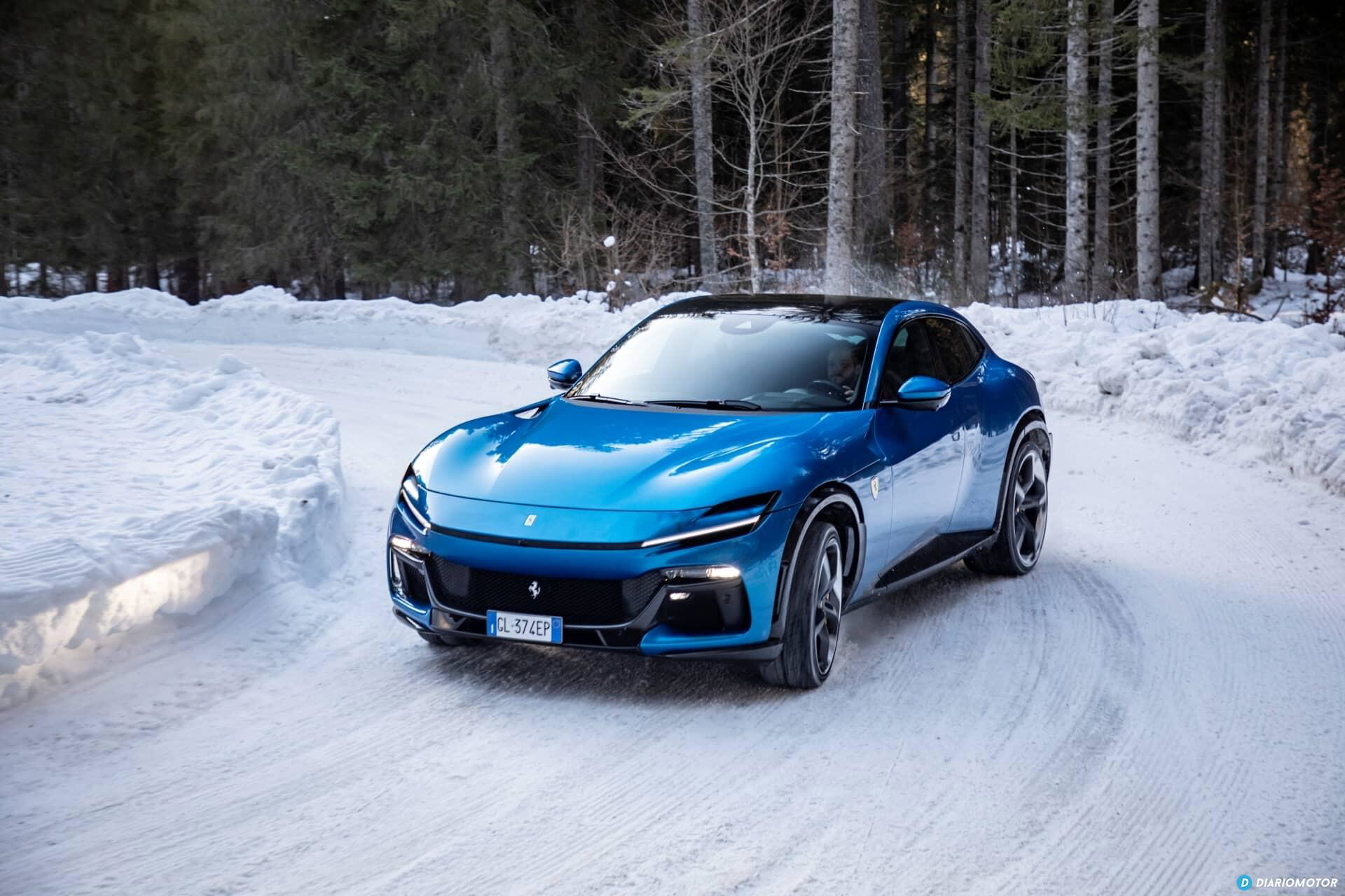 Vista dinámica del Ferrari Purosangue rodando en condiciones invernales.