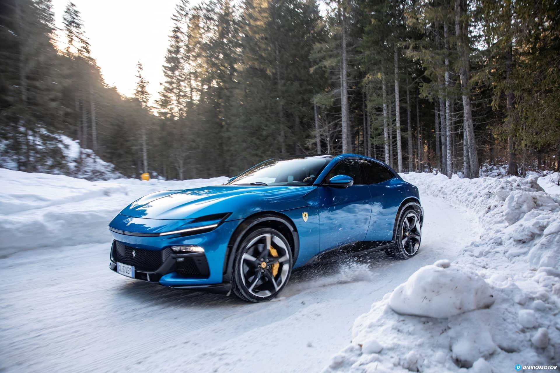 Vista lateral del Ferrari Purosangue sobre un paisaje nevado.