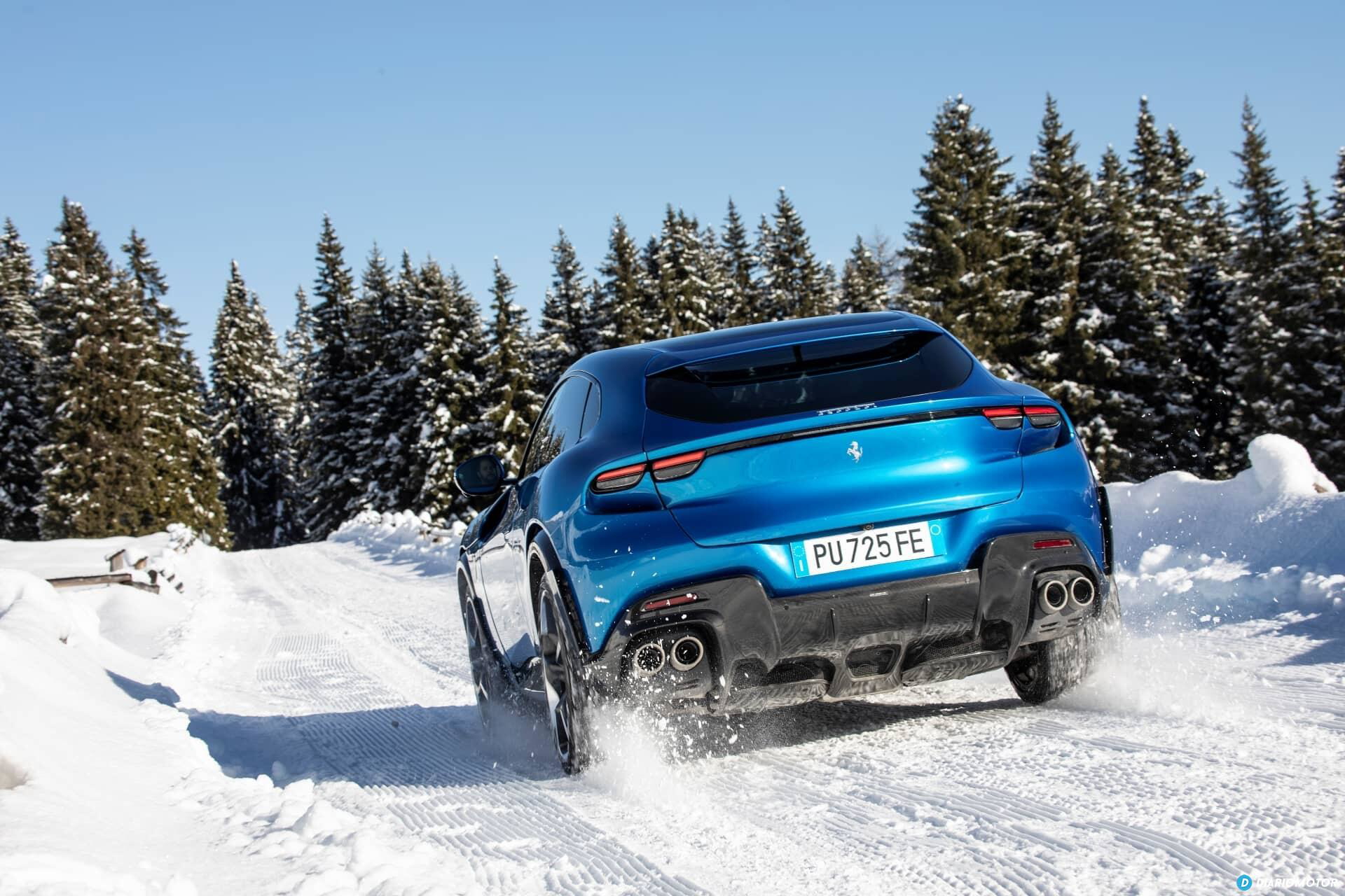 Vista lateral del Ferrari Purosangue sobre un paisaje nevado, destacando su silueta deportiva
