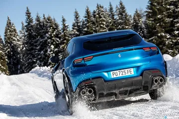 Vista trasera y lateral del Ferrari Purosangue mostrando su diseño distintivo.