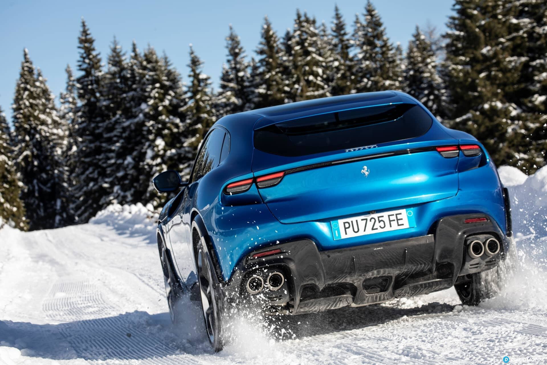 Vista trasera y lateral del Ferrari Purosangue mostrando su diseño distintivo.