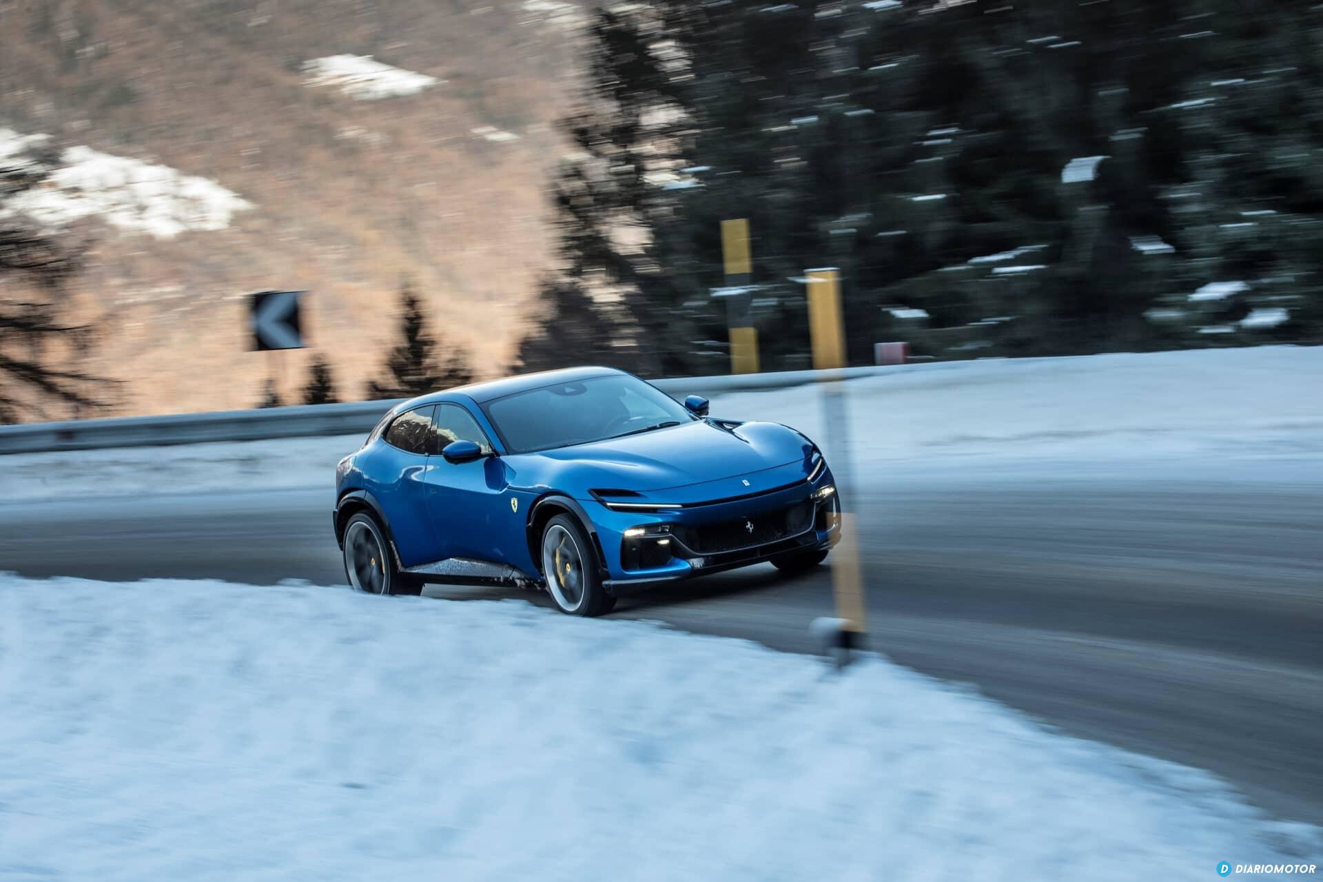 Vista lateral del Ferrari Purosangue sobre la nieve, destacando su dinámica silueta.