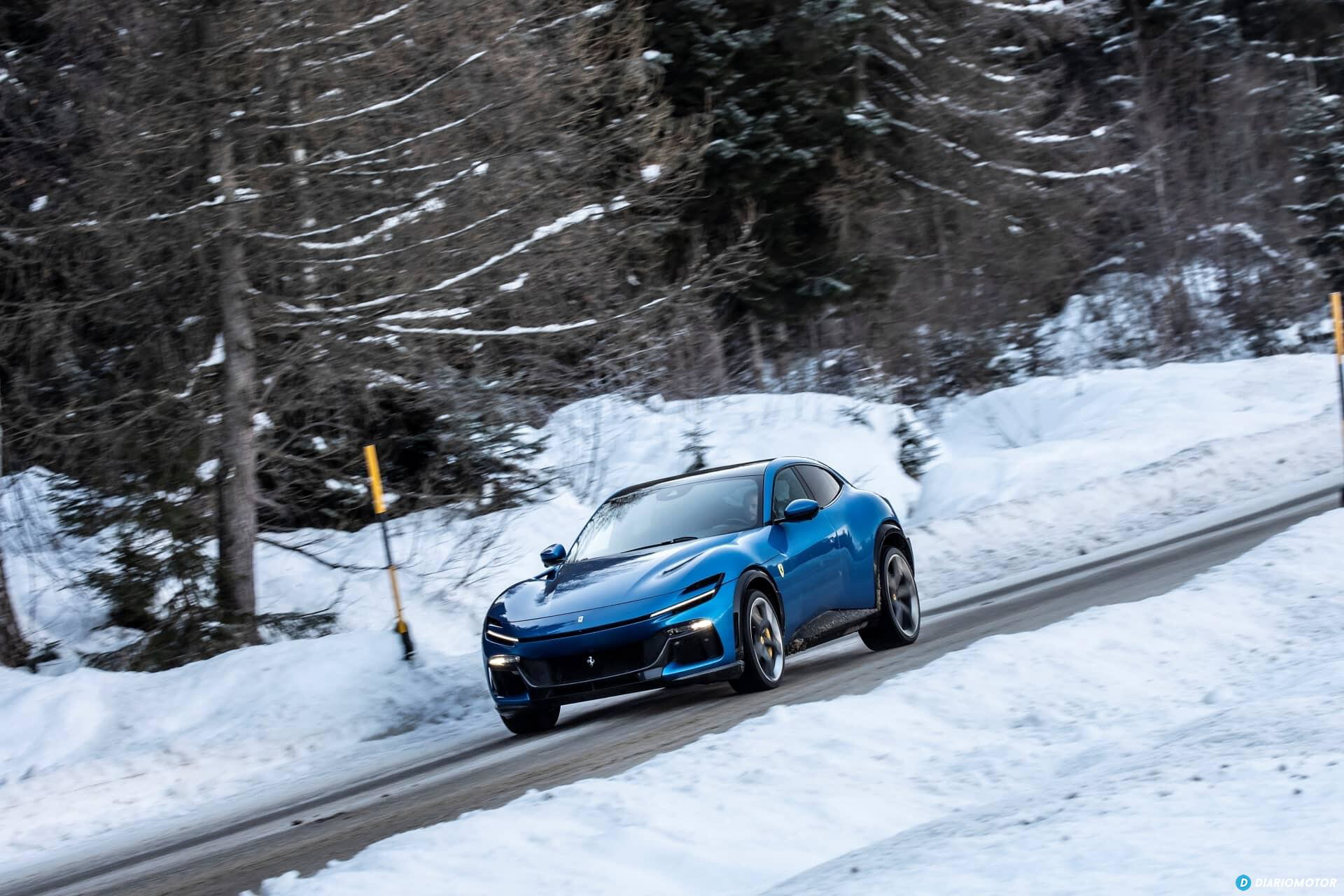 Vista lateral del Ferrari Purosangue conquistando una carretera nevada