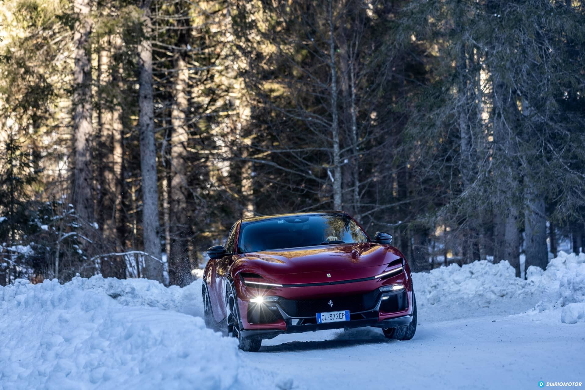 Vista delantera y lateral del Ferrari Purosangue en un entorno nevado.