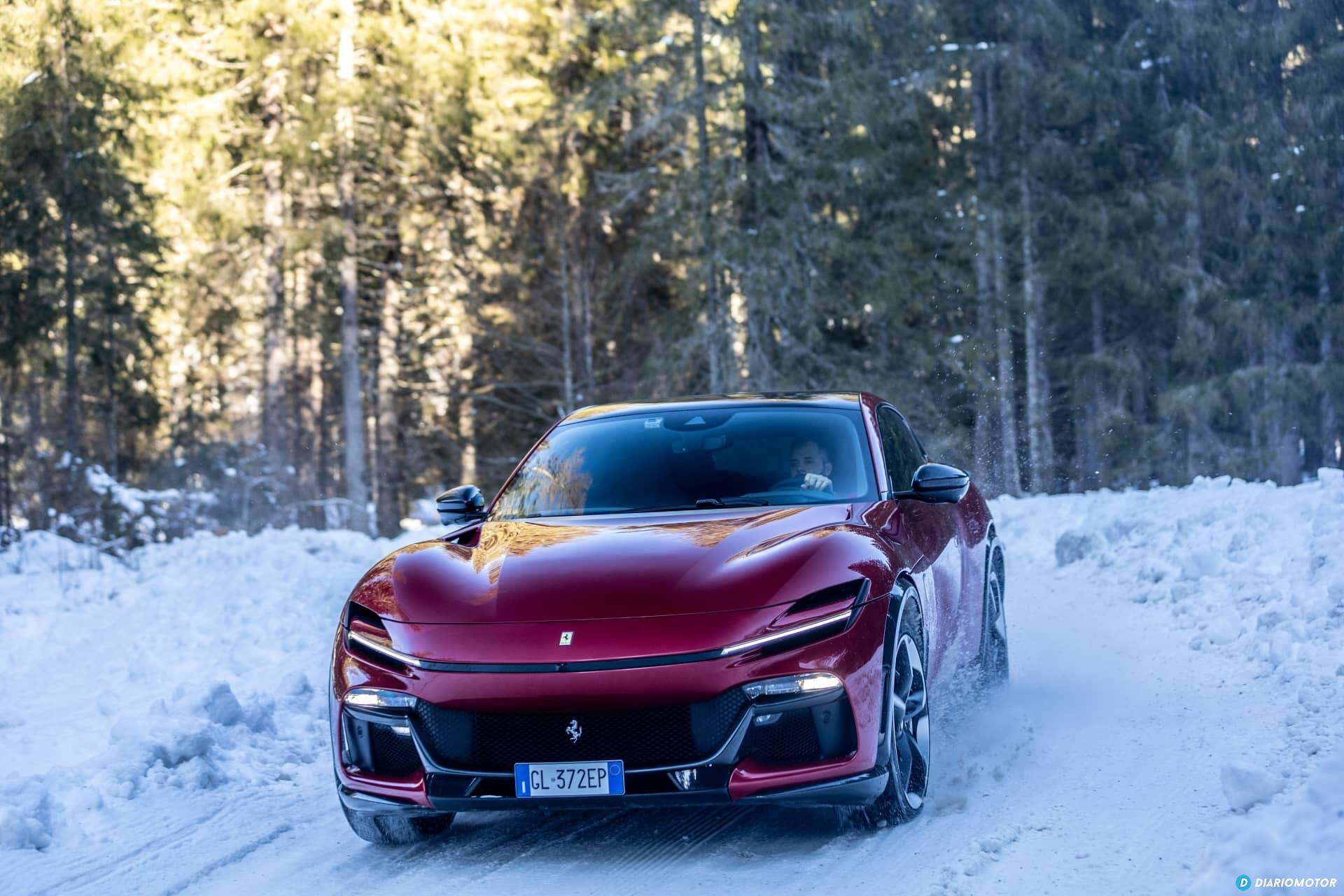 Vista frontal y lateral del Ferrari Purosangue sobre un paisaje nevado.