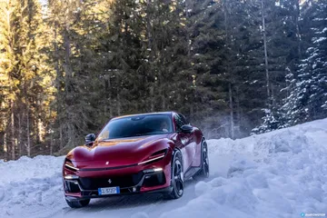 Vista dinámica del Ferrari Purosangue en paisaje invernal