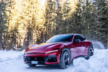Ferrari Purosangue revela su elegancia y dinamismo incluso sobre la nieve.