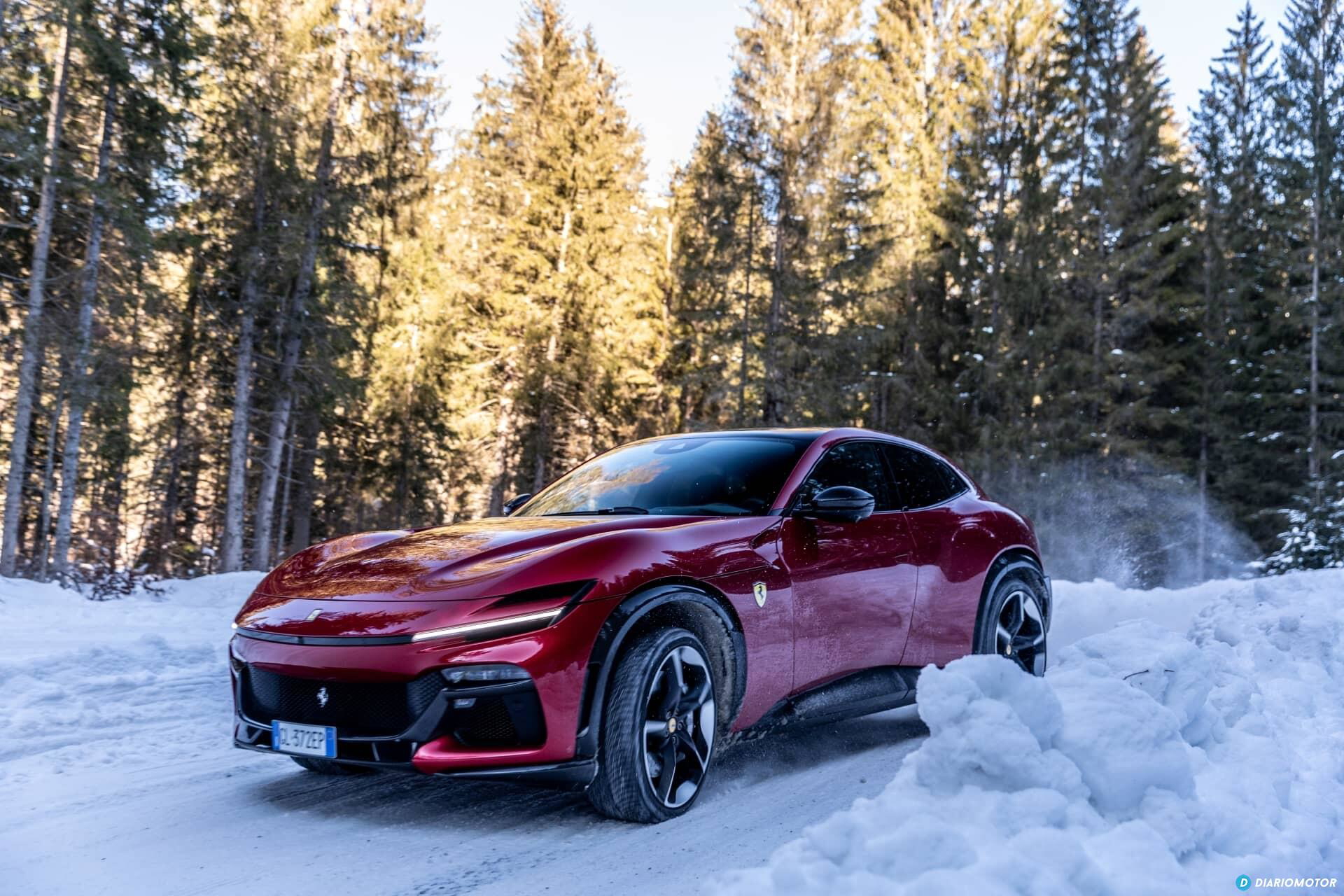 Vista lateral Ferrari Purosangue destacando su silueta en entorno nevado