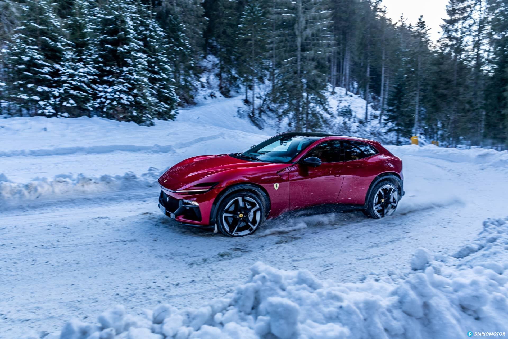 Vista lateral Ferrari Purosangue sobre manto nevado, destacando su diseño aerodinámico.