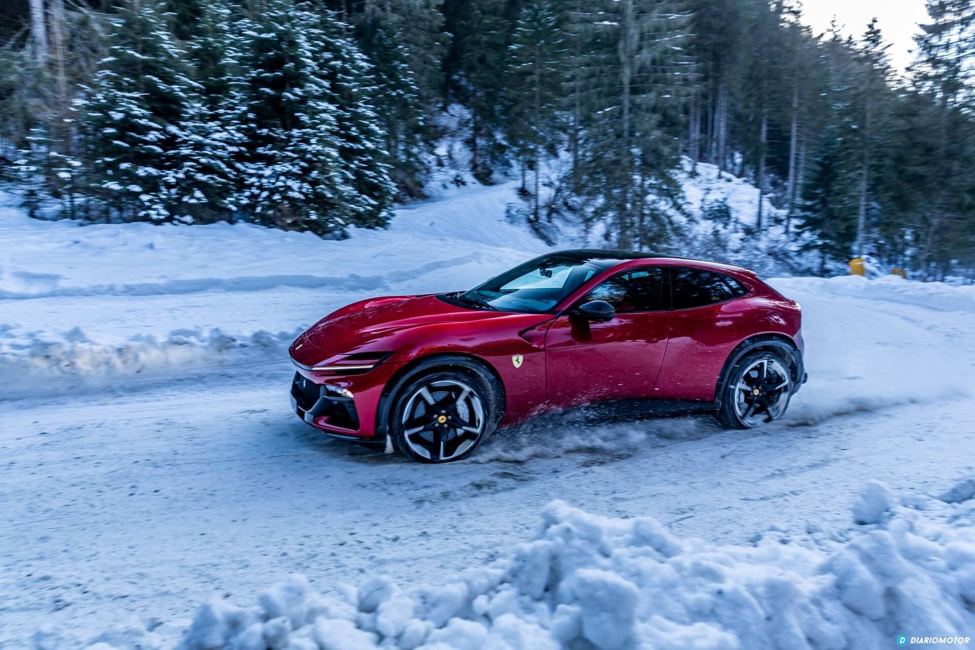 Vista lateral del Ferrari Purosangue en un paisaje nevado, resaltando su diseño y presencia.