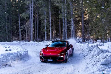 Vista dinámica del Ferrari Purosangue en un entorno nevado