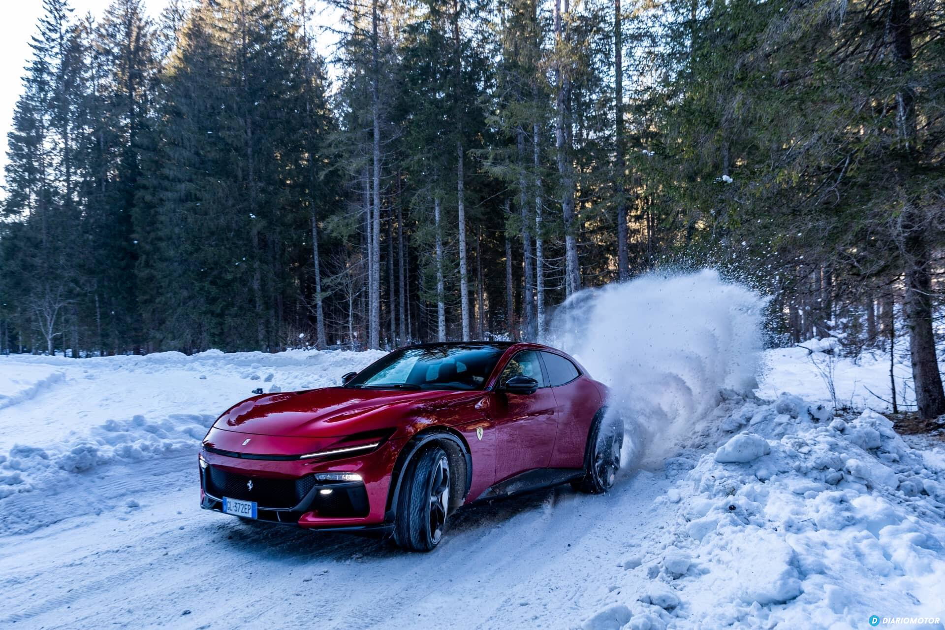 Vista lateral del Ferrari Purosangue sobre un paisaje nevado