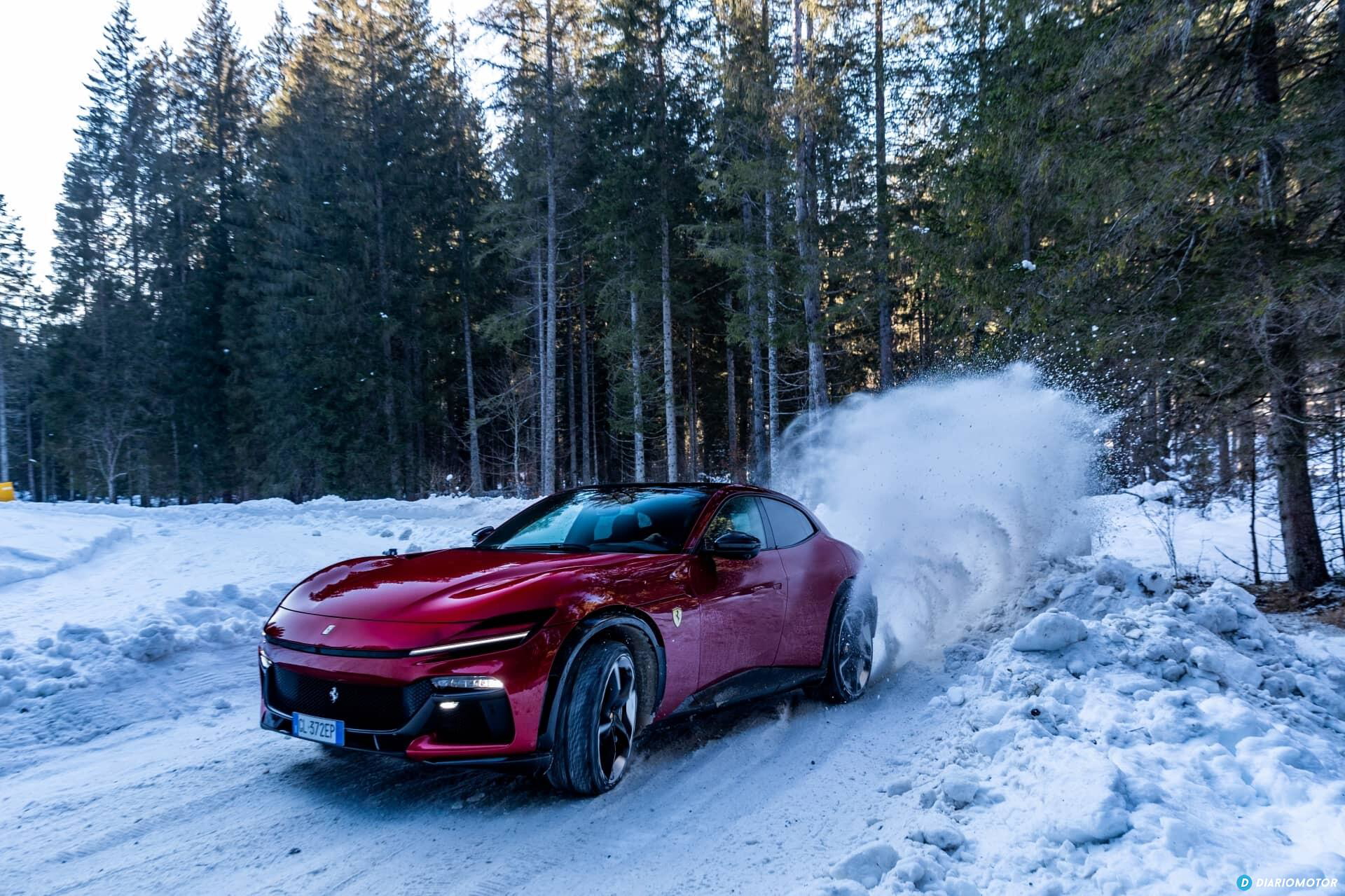 Vista lateral del Ferrari Purosangue desafiando un escenario nevado.