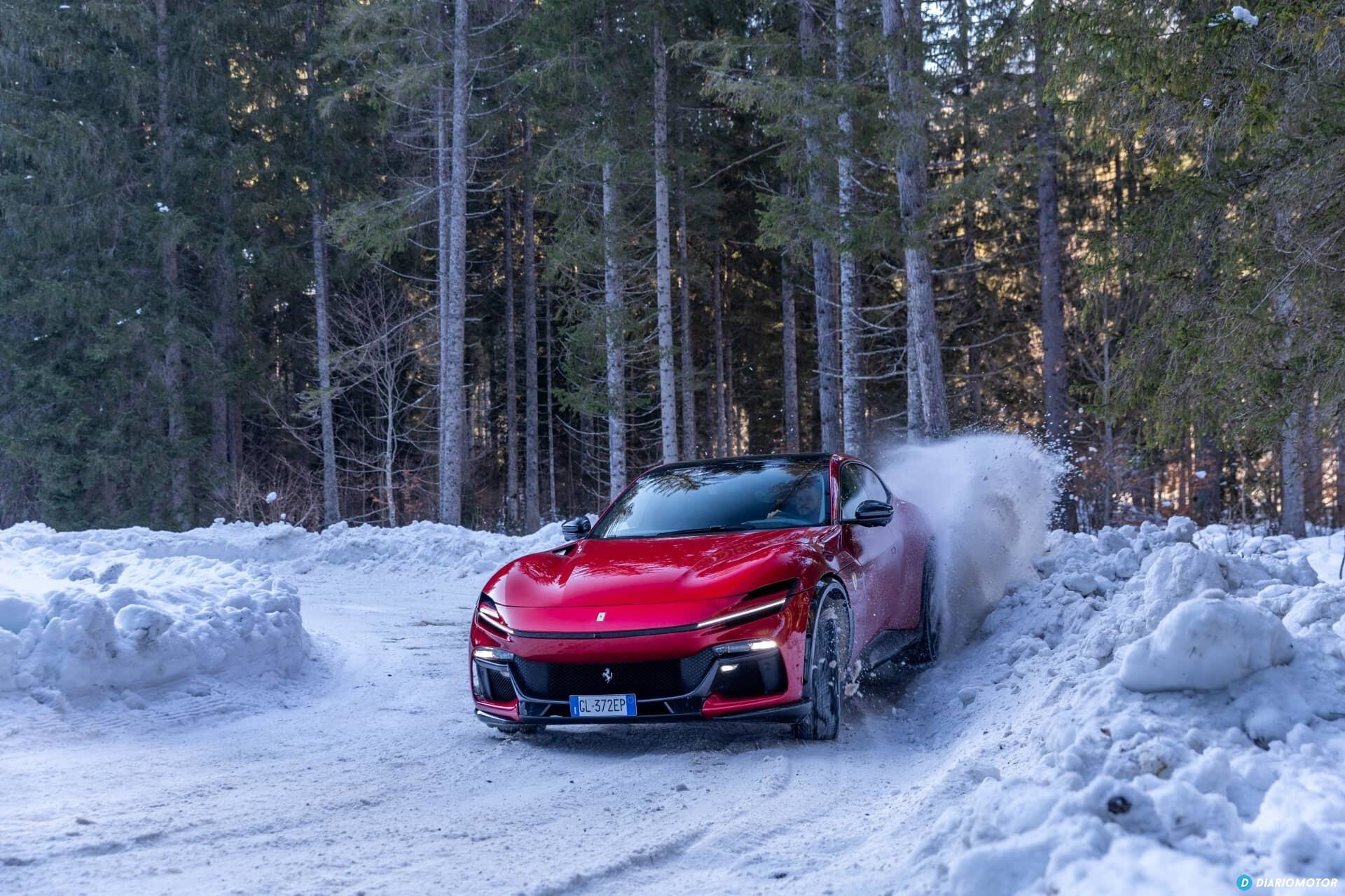 Ferrari Purosangue luciendo su diseño lateral en un entorno nevado.