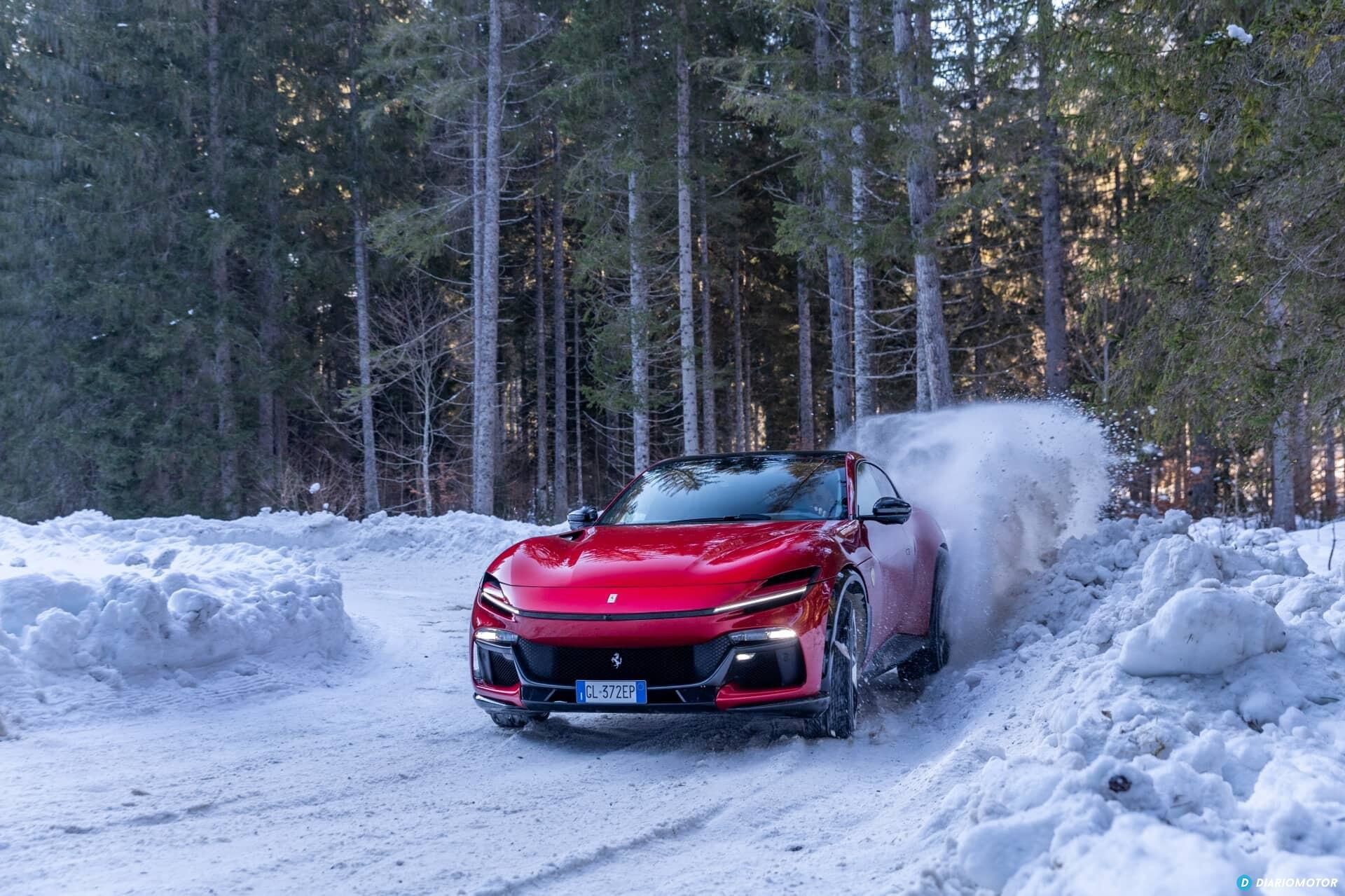 Vista lateral del Ferrari Purosangue en un entorno nevado, destacando su línea deportiva.
