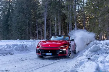 Vista lateral del Ferrari Purosangue rodando en condiciones invernales