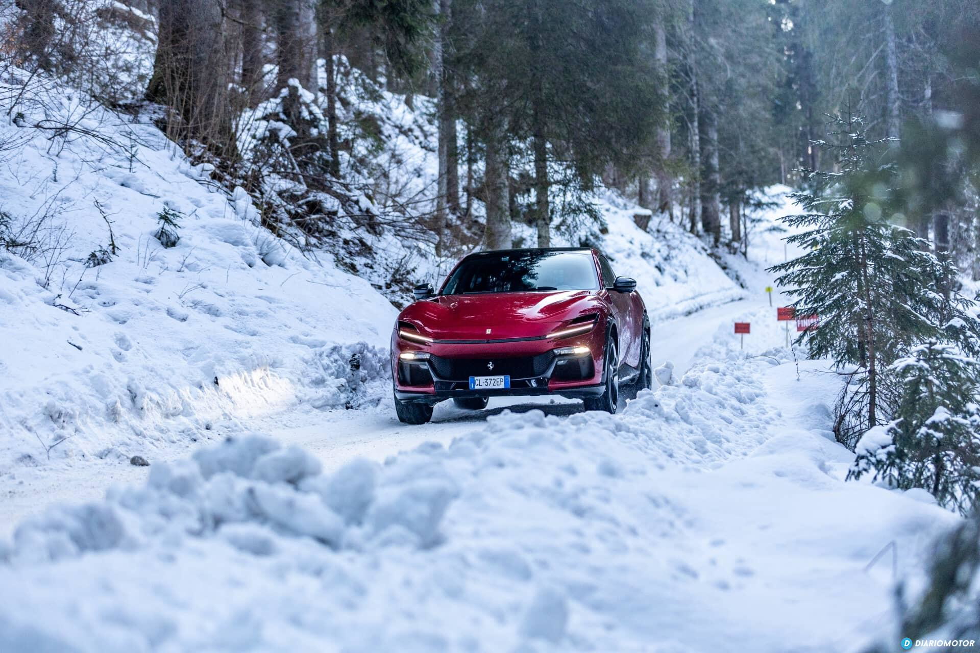 Vista lateral de un Ferrari Purosangue desafiando una carretera nevada.