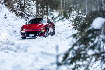 Vista dinámica del Ferrari Purosangue conquistando terrenos nevados.