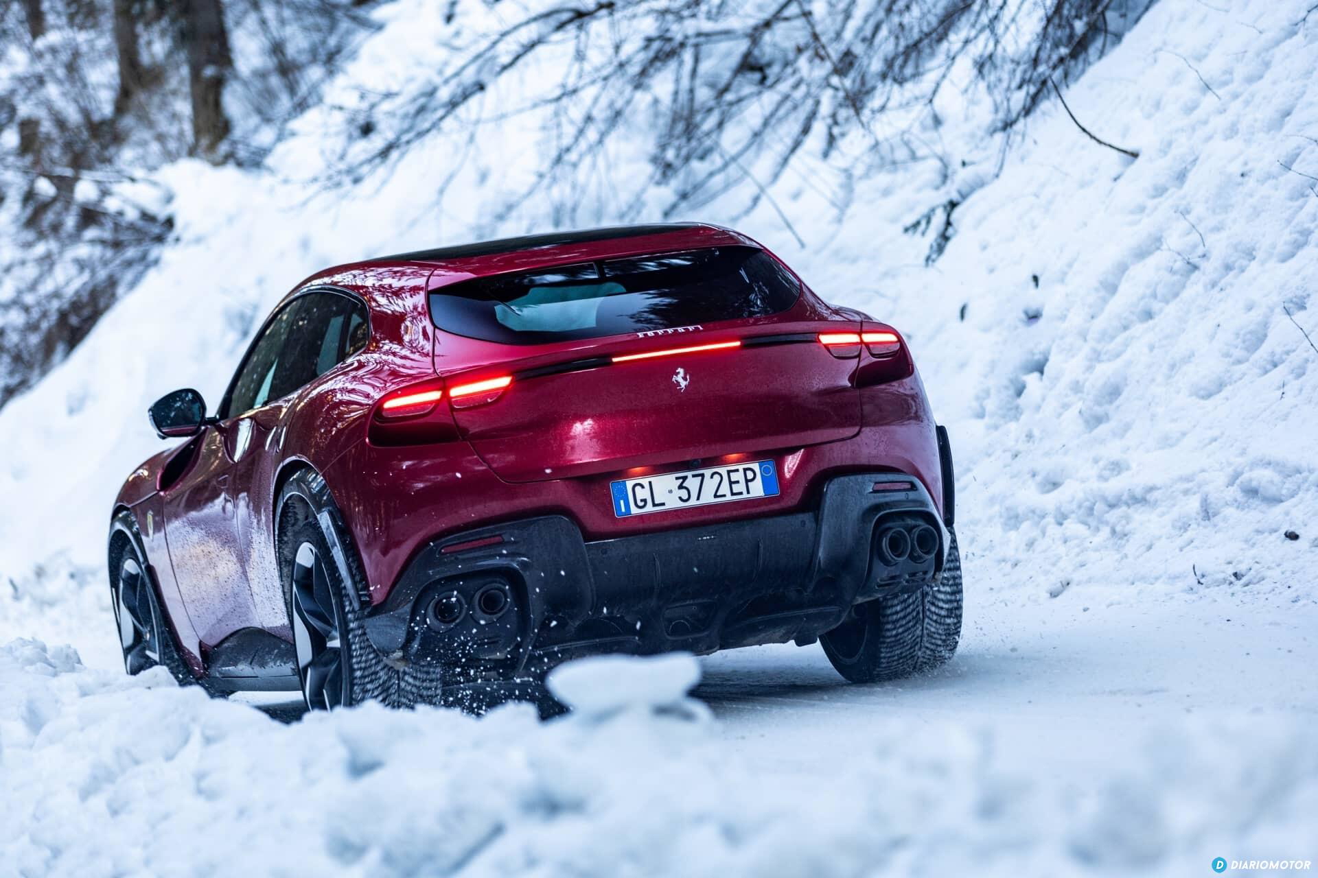 Vista trasera y lateral del Ferrari Purosangue en condiciones de nieve.