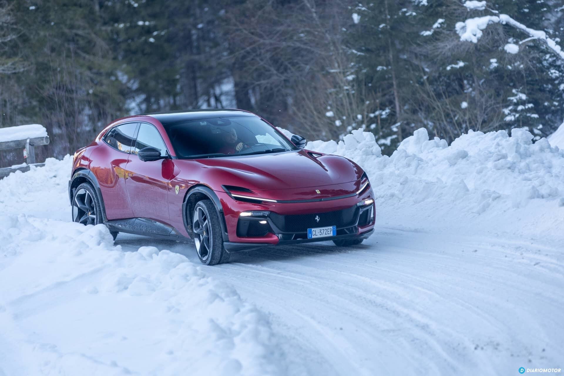 Vista lateral del Ferrari Purosangue sobre un paisaje nevado.