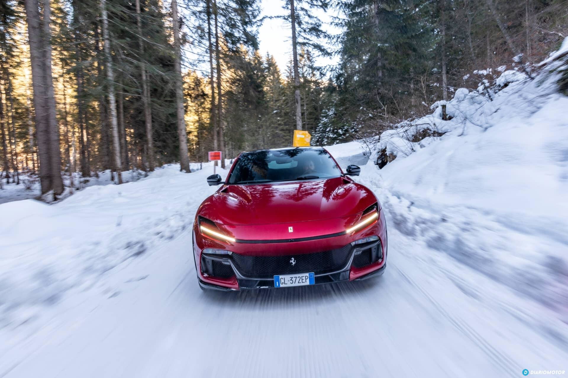 Vista frontal y lateral del Ferrari Purosangue en un idílico entorno nevado.