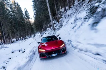 Vista frontal lateral del Ferrari Purosangue rodando en condiciones invernales